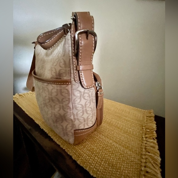 ❌SOLD❌ Fossil Monogrammed Cream/Tan Canvas & Leather Shoulder Bag - Picture 2 of 11